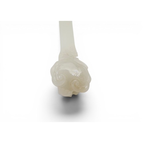 21 - A CHINESE WHITE JADE HAIRPIN QIANLONG DYNASTY (1736-1795)清乾隆 白玉簪carved with a naturalistic lingzhi r... 