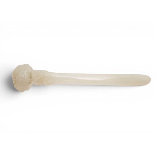 21 - A CHINESE WHITE JADE HAIRPIN QIANLONG DYNASTY (1736-1795)清乾隆 白玉簪carved with a naturalistic lingzhi r... 