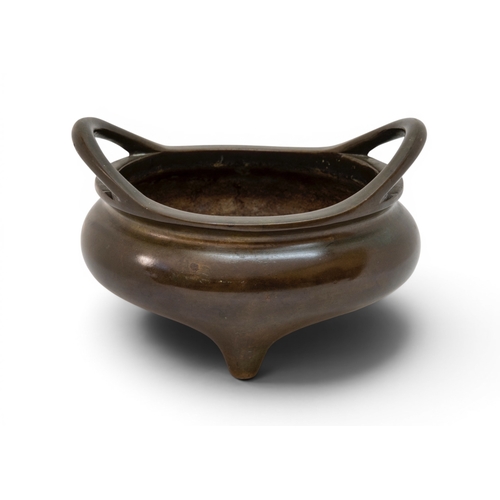 24 - A FINE CHINESE BRONZE GLOBULAR TRIPOD CENSEREARLY QING DYNASTY, 17TH CENTURY清早期 双耳铜炉with two splayed... 