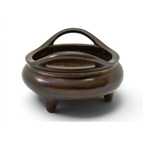 24 - A FINE CHINESE BRONZE GLOBULAR TRIPOD CENSEREARLY QING DYNASTY, 17TH CENTURY清早期 双耳铜炉with two splayed... 