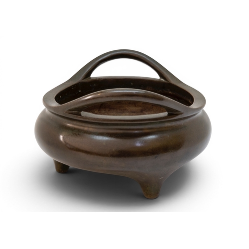 24 - A FINE CHINESE BRONZE GLOBULAR TRIPOD CENSEREARLY QING DYNASTY, 17TH CENTURY清早期 双耳铜炉with two splayed... 