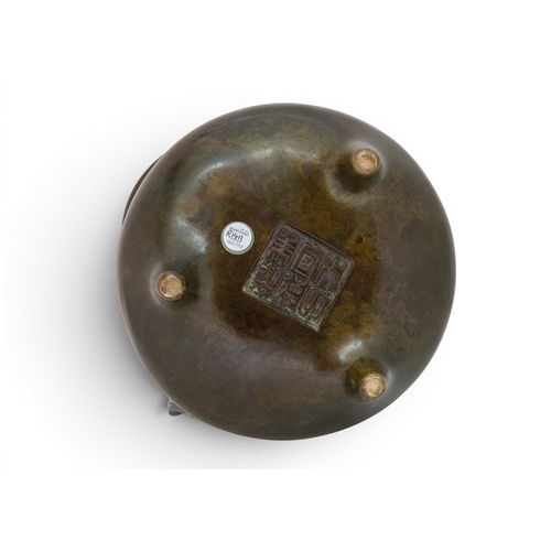 24 - A FINE CHINESE BRONZE GLOBULAR TRIPOD CENSEREARLY QING DYNASTY, 17TH CENTURY清早期 双耳铜炉with two splayed... 