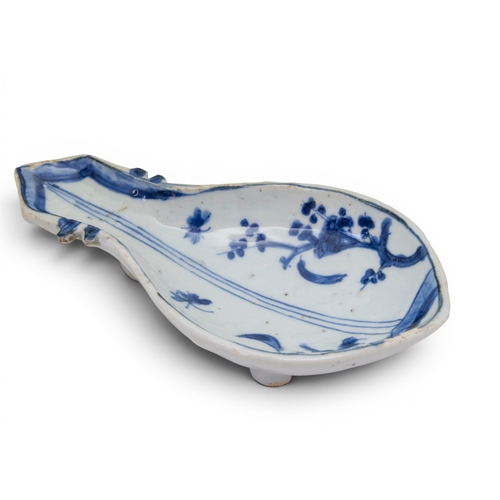 41 - A VERY RARE CHINESE PORCELAIN BLUE AND WHITE KOSOMETSUKE SWEETMEAT DISH, MUKOZUKEMING DYNASTY, TIANQ... 