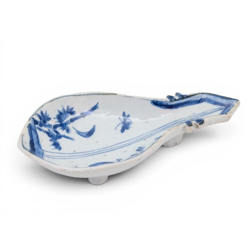 41 - A VERY RARE CHINESE PORCELAIN BLUE AND WHITE KOSOMETSUKE SWEETMEAT DISH, MUKOZUKEMING DYNASTY, TIANQ... 