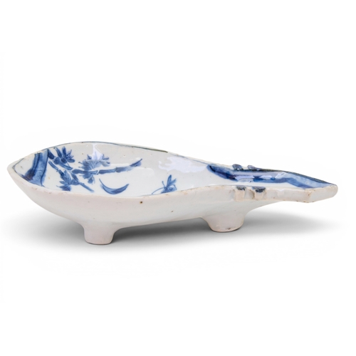 41 - A VERY RARE CHINESE PORCELAIN BLUE AND WHITE KOSOMETSUKE SWEETMEAT DISH, MUKOZUKEMING DYNASTY, TIANQ... 
