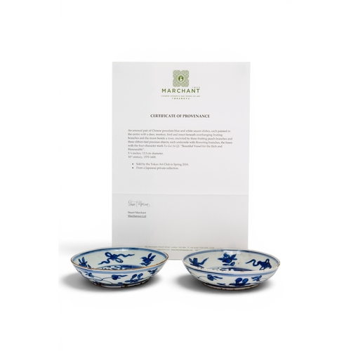 46 - AN UNUSUAL PAIR OF CHINESE PORCELAIN BLUE AND WHITE SAUCER DISHES,16TH CENTURY, 1570-1600明 万历/天启 青花瑞... 