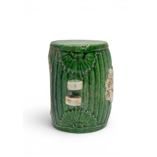 62 - A VERY RARE CHINESE FAMILLE VERTE BISCUIT PORCELAIN BIRD FEEDER OF NATURALISTIC BARREL FORMKANGXI PE... 