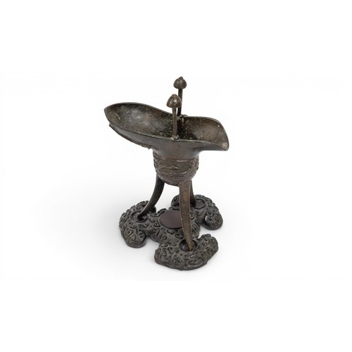 AN UNUSUAL INSCRIBED ARCHAISTIC BRONZE WINE VESSEL, JUEDATED 9TH
