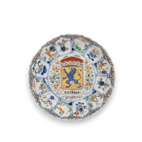 59 - A RARE CHINESE PORCELAIN FAMILLE VERTE ARMORIAL FLUTED PLATEKANGXI PERIOD (1662-1722) 清康熙 五彩纹章瓷盘pain... 