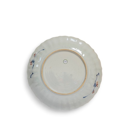 59 - A RARE CHINESE PORCELAIN FAMILLE VERTE ARMORIAL FLUTED PLATEKANGXI PERIOD (1662-1722) 清康熙 五彩纹章瓷盘pain... 
