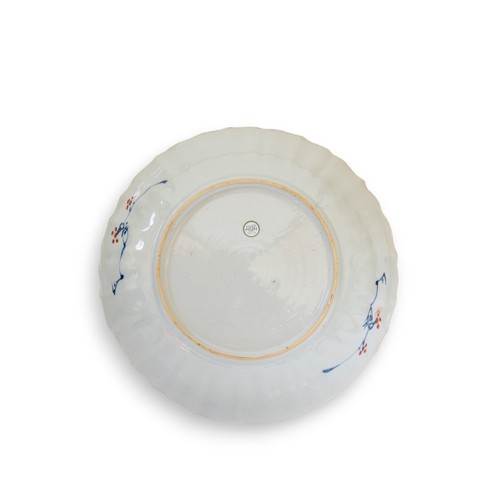 59 - A RARE CHINESE PORCELAIN FAMILLE VERTE ARMORIAL FLUTED PLATEKANGXI PERIOD (1662-1722) 清康熙 五彩纹章瓷盘pain... 