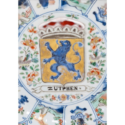 59 - A RARE CHINESE PORCELAIN FAMILLE VERTE ARMORIAL FLUTED PLATEKANGXI PERIOD (1662-1722) 清康熙 五彩纹章瓷盘pain... 