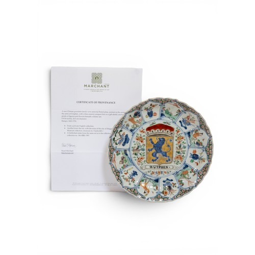 59 - A RARE CHINESE PORCELAIN FAMILLE VERTE ARMORIAL FLUTED PLATEKANGXI PERIOD (1662-1722) 清康熙 五彩纹章瓷盘pain... 