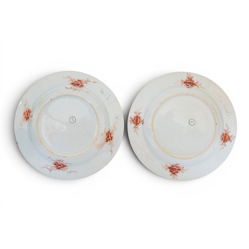 55 - A RARE PAIR OF CHINESE ARMORIAL PLATES,YONGZHENG, CIRCA 1724清雍正 粉彩纹章瓷盘 约1724年each painted with a rar... 