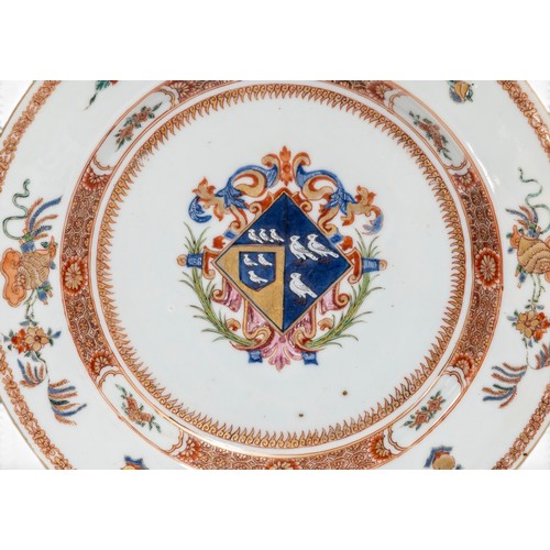55 - A RARE PAIR OF CHINESE ARMORIAL PLATES,YONGZHENG, CIRCA 1724清雍正 粉彩纹章瓷盘 约1724年each painted with a rar... 