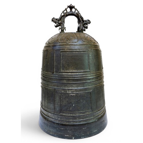 25 - A CHINESE LARGE AND IMPRESSIVE BRONZE BELL WITH DOUBLE-DRAGON HANDLEWANLI, 1601明 万历二十九年青铜钟 with an i... 