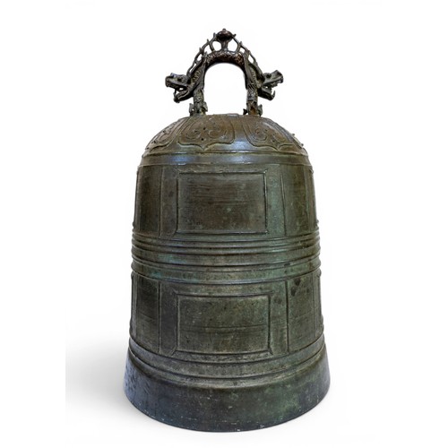 25 - A CHINESE LARGE AND IMPRESSIVE BRONZE BELL WITH DOUBLE-DRAGON HANDLEWANLI, 1601明 万历二十九年青铜钟 with an i... 