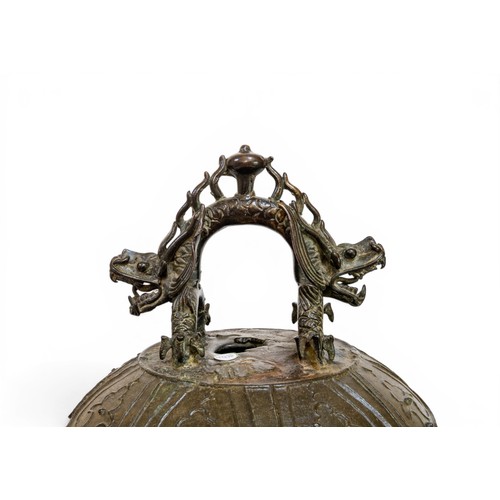 25 - A CHINESE LARGE AND IMPRESSIVE BRONZE BELL WITH DOUBLE-DRAGON HANDLEWANLI, 1601明 万历二十九年青铜钟 with an i... 