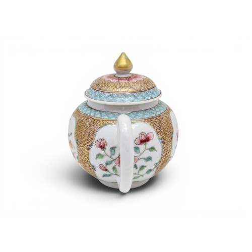 4 - A FINE CHINESE PORCELAIN FAMILLE ROSE GLOBULAR TEAPOT AND COVERYONGZHENG, 1723-1735清雍正 粉彩金彩花卉纹茶壶 pai... 