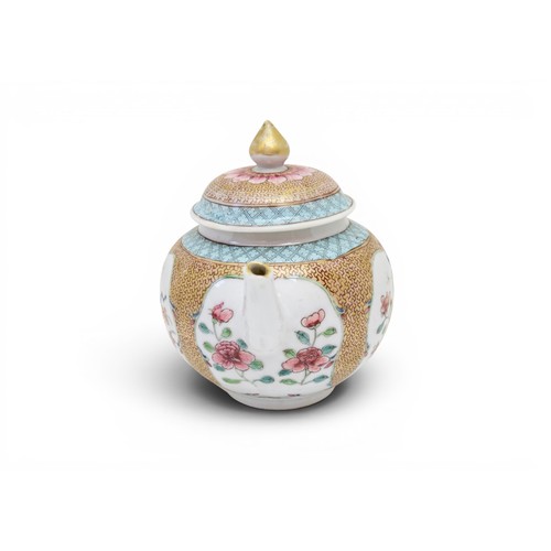 4 - A FINE CHINESE PORCELAIN FAMILLE ROSE GLOBULAR TEAPOT AND COVERYONGZHENG, 1723-1735清雍正 粉彩金彩花卉纹茶壶 pai... 
