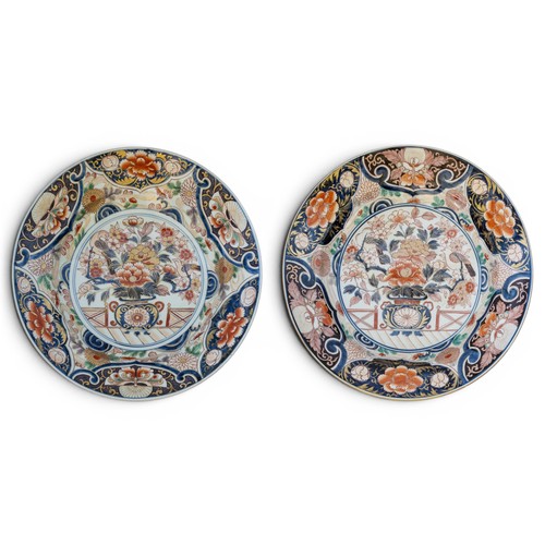 9 - A PAIR OF LARGE JAPANESE IMARI PORCELAIN CHARGERSCIRCA 1690, ARITA KILNS伊万里彩瓷 约1690年heightened in po... 