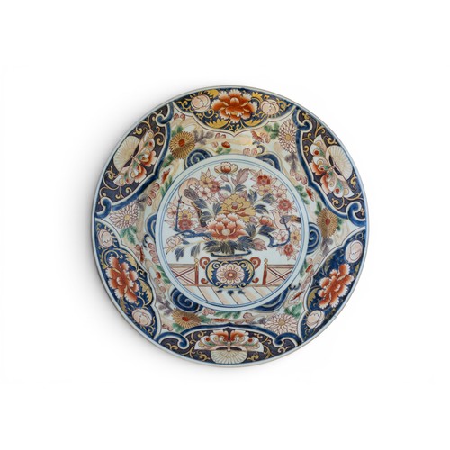 9 - A PAIR OF LARGE JAPANESE IMARI PORCELAIN CHARGERSCIRCA 1690, ARITA KILNS伊万里彩瓷 约1690年heightened in po... 