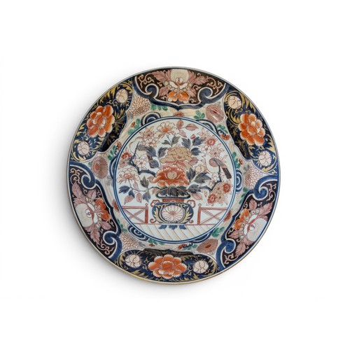 9 - A PAIR OF LARGE JAPANESE IMARI PORCELAIN CHARGERSCIRCA 1690, ARITA KILNS伊万里彩瓷 约1690年heightened in po... 