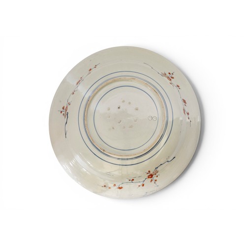 9 - A PAIR OF LARGE JAPANESE IMARI PORCELAIN CHARGERSCIRCA 1690, ARITA KILNS伊万里彩瓷 约1690年heightened in po... 