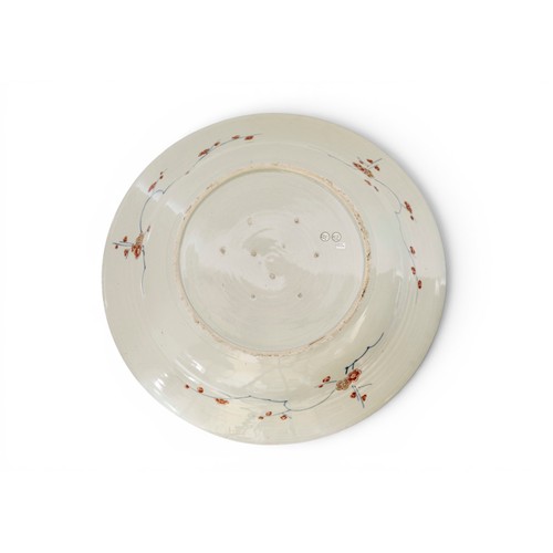 9 - A PAIR OF LARGE JAPANESE IMARI PORCELAIN CHARGERSCIRCA 1690, ARITA KILNS伊万里彩瓷 约1690年heightened in po... 