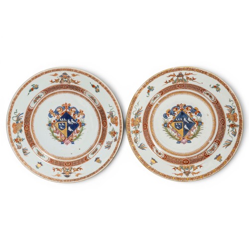 55 - A RARE PAIR OF CHINESE ARMORIAL PLATES,YONGZHENG, CIRCA 1724清雍正 粉彩纹章瓷盘 约1724年each painted with a rar... 