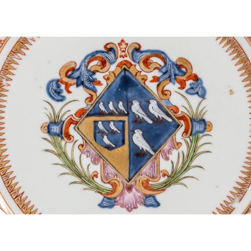 55 - A RARE PAIR OF CHINESE ARMORIAL PLATES,YONGZHENG, CIRCA 1724清雍正 粉彩纹章瓷盘 约1724年each painted with a rar... 