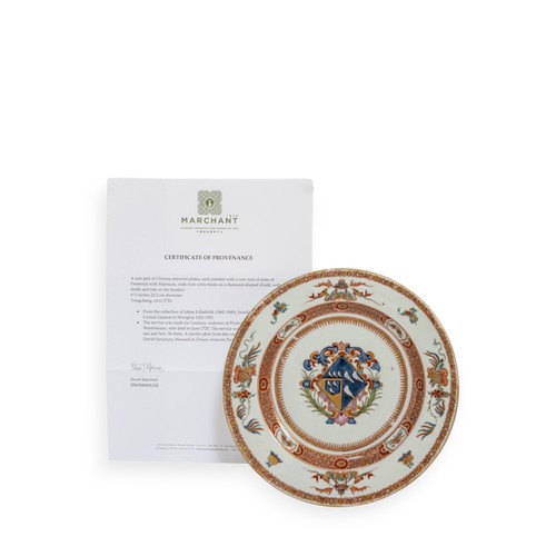 55 - A RARE PAIR OF CHINESE ARMORIAL PLATES,YONGZHENG, CIRCA 1724清雍正 粉彩纹章瓷盘 约1724年each painted with a rar... 