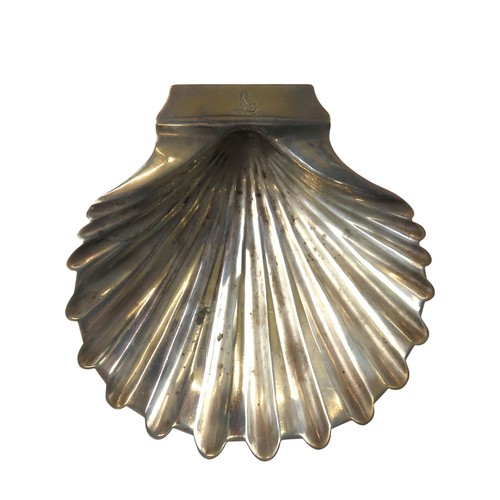 23 - A GEORGE III SILVER SHELL FORM SWEETMEAT DISHLONDON 180713.5 x 13 cm, 112 grams
