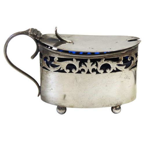 5 - A GEORGE V SILVER MUSTARD POT AND SPOONBIRMINGHAM 1923the oval form mustard pot with a band or pierc... 