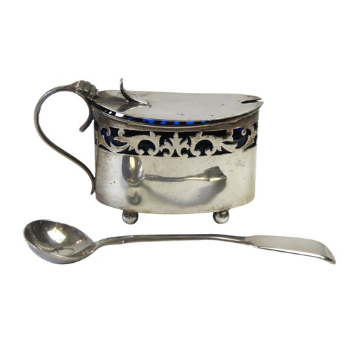 5 - A GEORGE V SILVER MUSTARD POT AND SPOONBIRMINGHAM 1923the oval form mustard pot with a band or pierc... 