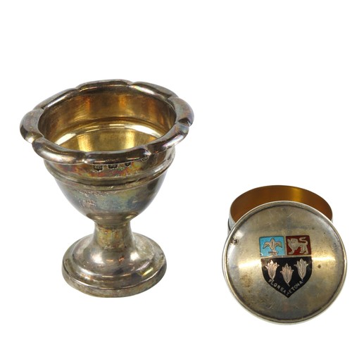 8 - AN EDWARDIAN SILVER SNUFF POT BIRMINGHAM 1910the cover decorated with an armorial crest(2.5 cm high ... 