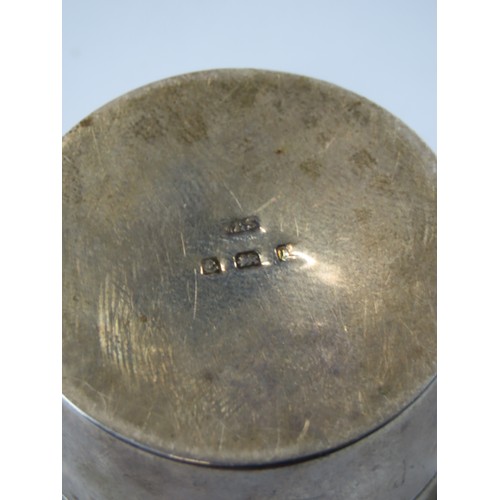 8 - AN EDWARDIAN SILVER SNUFF POT BIRMINGHAM 1910the cover decorated with an armorial crest(2.5 cm high ... 