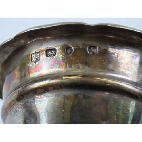 8 - AN EDWARDIAN SILVER SNUFF POT BIRMINGHAM 1910the cover decorated with an armorial crest(2.5 cm high ... 