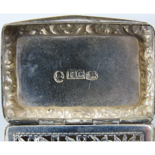 11 - A GEORGE IV SILVER VINAIGRETTEBIRMINGHAM 1829by Francis Clarkthe engine turned case opening to revea... 