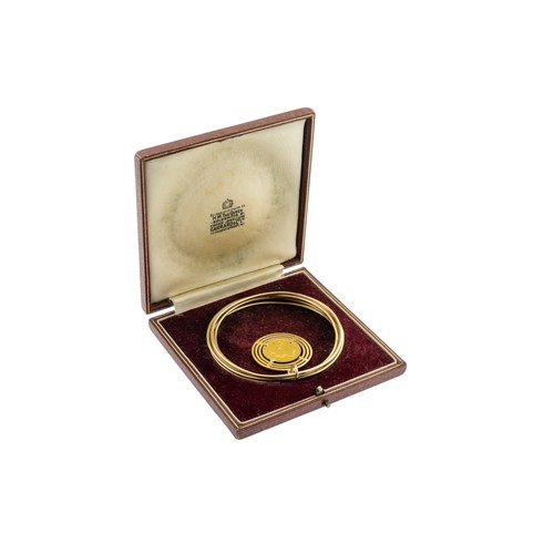 209 - A GOLD SOVEREIGN BRACELET,the 1864 full Sovereign claw set within a concentric circle pendant mount,... 