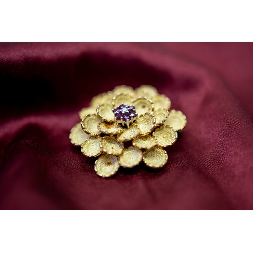 236 - AN 18 CARAT GOLD RUBY AND DIAMOND FLOWER HEAD BROOCH, the central brilliant cut diamond within a sur... 