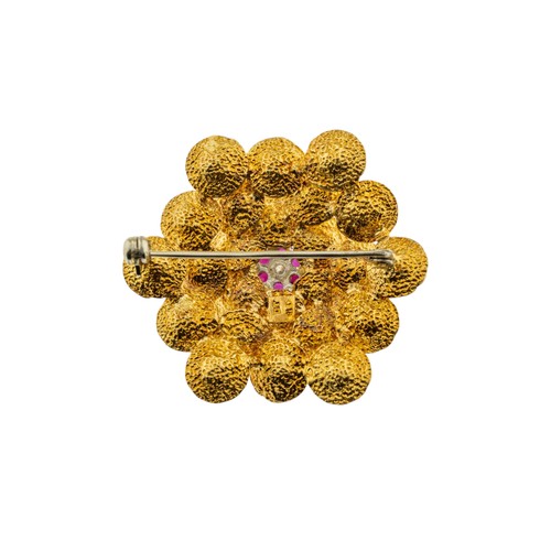 236 - AN 18 CARAT GOLD RUBY AND DIAMOND FLOWER HEAD BROOCH, the central brilliant cut diamond within a sur... 