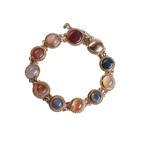 204 - A GOLD AND AGATE BRACELET,the  bracelet composed of circular cabochon agate in ropetwist settings, w... 