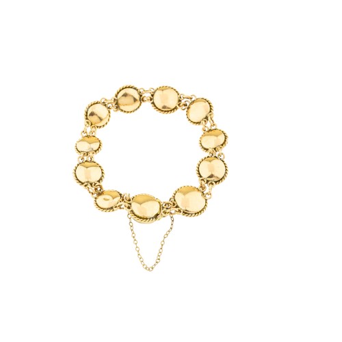 204 - A GOLD AND AGATE BRACELET,the  bracelet composed of circular cabochon agate in ropetwist settings, w... 