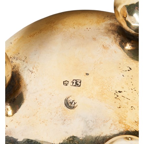 38 - A GERMAN SILVER AND PARCEL GILT BEAKER WITH COVERLATE 17TH/EARLY 18TH CENTURYtapering cylindrical fo... 