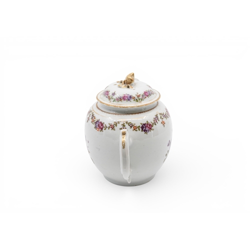 47 - A CHINESE EXPORT FAMILLE ROSE TEAPOT AND COVERQIANLONG PERIOD (1736-1795)the baluster sides painted ... 