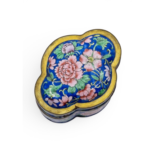 14 - A CHINESE FAMILLE ROSE ENAMEL BOX AND COVEREARLY 20TH CENTURYof quatrefoil form9.5cm wide... 