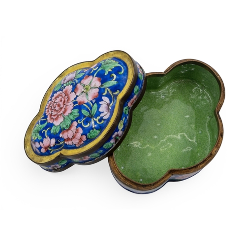 14 - A CHINESE FAMILLE ROSE ENAMEL BOX AND COVEREARLY 20TH CENTURYof quatrefoil form9.5cm wide... 