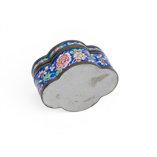 14 - A CHINESE FAMILLE ROSE ENAMEL BOX AND COVEREARLY 20TH CENTURYof quatrefoil form9.5cm wide... 