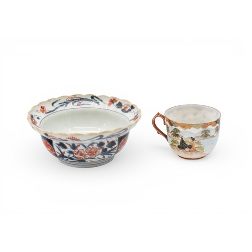 40 - A MIXED GROUP OF JAPANESE CERAMICS19TH/20TH CENTURYthe lot includes a large Meiji period bottle vase... 